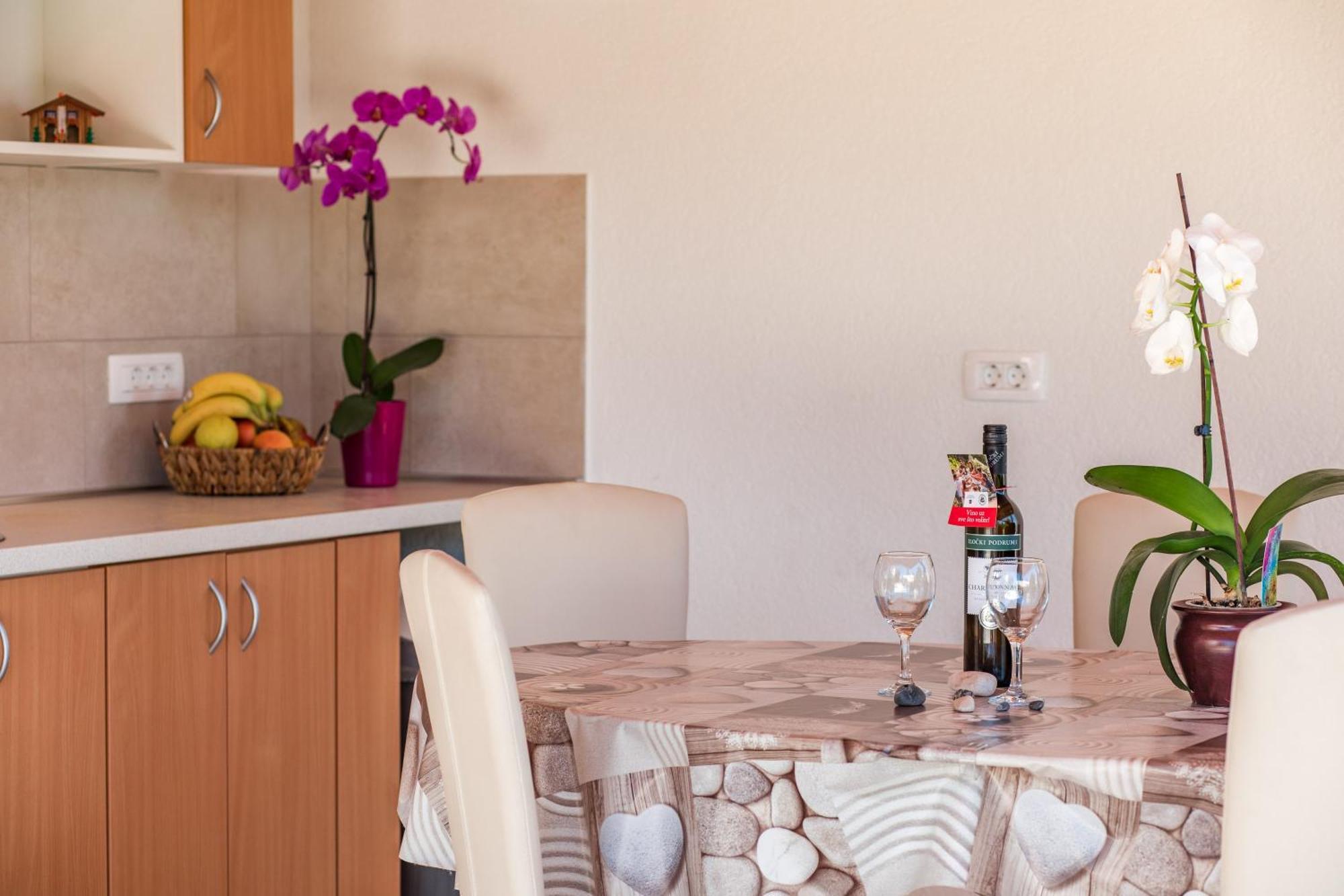 Apartmani Katica ポヴィレ エクステリア 写真